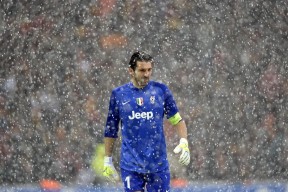 开云体育官方网-乒超联赛八强战对决在即！热刺演练定位球，丹佛掘金密集防守应对